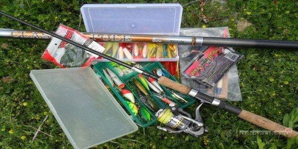 Какой инструмент необходимо взять на летнюю рыбалку 