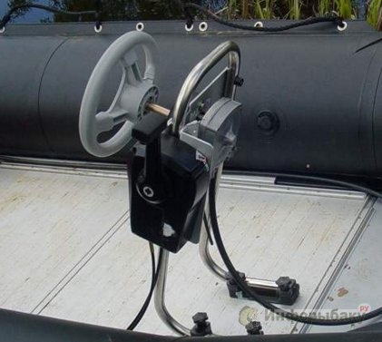 Установка дистанционного рулевого управления для лодки